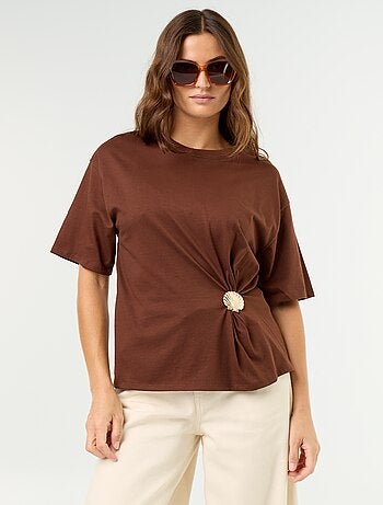 T-shirt à manches courtes avec bijou coquillage