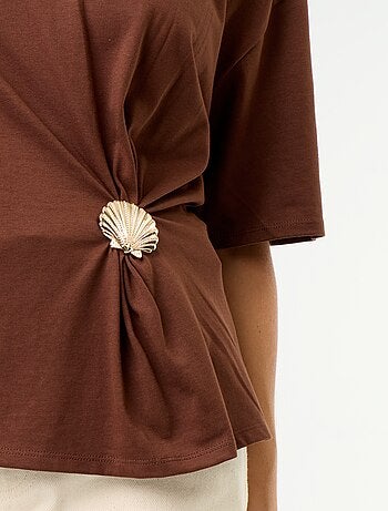 T-shirt à manches courtes avec bijou coquillage