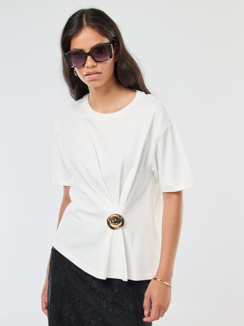 T-shirt à manches courtes avec bijou fantaisie devant effet twisté - Kiabi