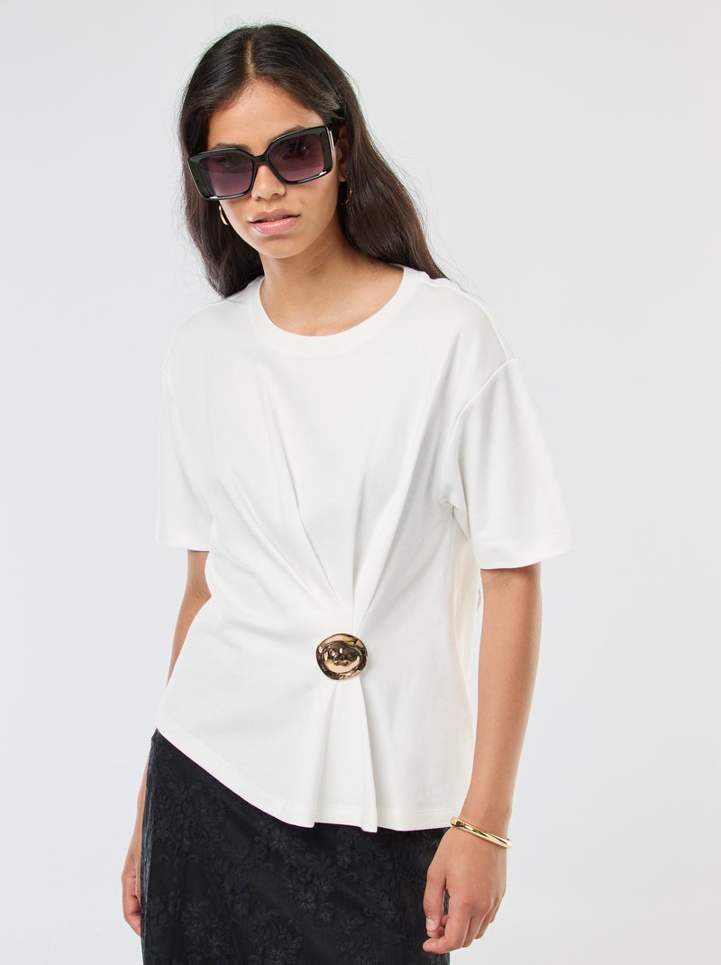 T-shirt à manches courtes avec bijou fantaisie devant effet twisté Blanc - Kiabi