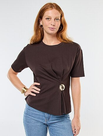 T-shirt à manches courtes avec bijou fantaisie devant effet twisté