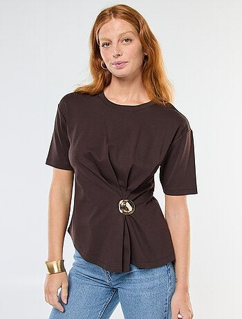 T-shirt à manches courtes avec bijou fantaisie devant effet twisté