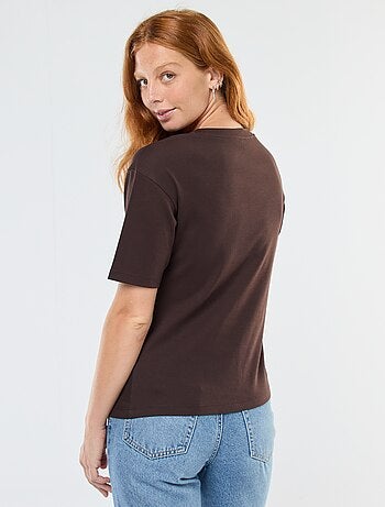 T-shirt à manches courtes avec bijou fantaisie devant effet twisté