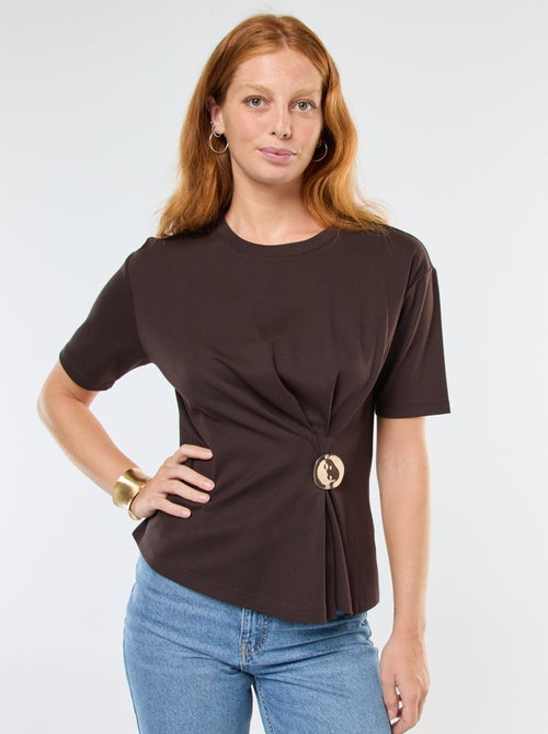 T-shirt à manches courtes avec bijou fantaisie devant effet twisté - Kiabi