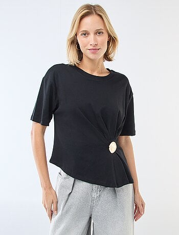 T-shirt à manches courtes avec bijou fantaisie devant effet twisté