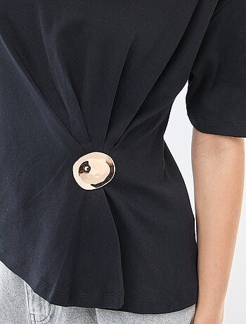 T-shirt à manches courtes avec bijou fantaisie devant effet twisté