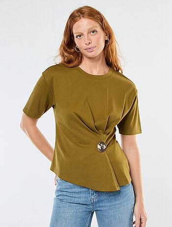 T-shirt à manches courtes avec bijou fantaisie devant effet twisté