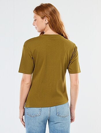 T-shirt à manches courtes avec bijou fantaisie devant effet twisté