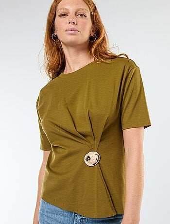 T-shirt à manches courtes avec bijou fantaisie devant effet twisté