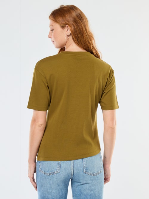 T-shirt à manches courtes avec bijou fantaisie devant effet twisté - Kiabi