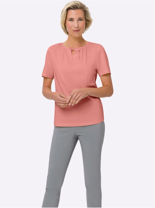 T-shirt à manches courtes avec col rond et lien à nouer - taille standard - moda vilona - Kiabi T-shirt à manches courtes avec col rond et lien à nouer - taille standard - moda vilona - Kiabi