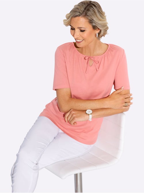 T-shirt à manches courtes avec col rond et lien à nouer - taille standard - moda vilona - Kiabi T-shirt à manches courtes avec col rond et lien à nouer - taille standard - moda vilona - Kiabi