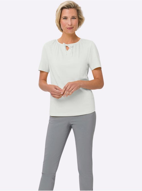 T-shirt à manches courtes avec col rond froncé et lien à nouer - taille standard - moda vilona - Kiabi T-shirt à manches courtes avec col rond froncé et lien à nouer - taille standard - moda vilona - Kiabi