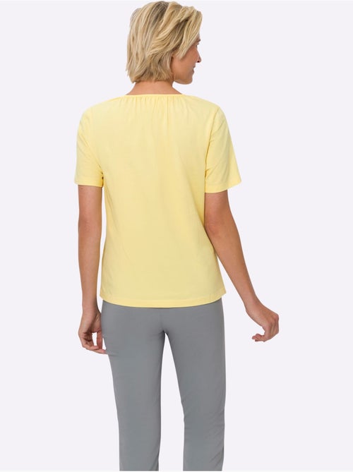 T-shirt à manches courtes avec col rond froncé et lien à nouer - taille standard - moda vilona - Kiabi T-shirt à manches courtes avec col rond froncé et lien à nouer - taille standard - moda vilona - Kiabi