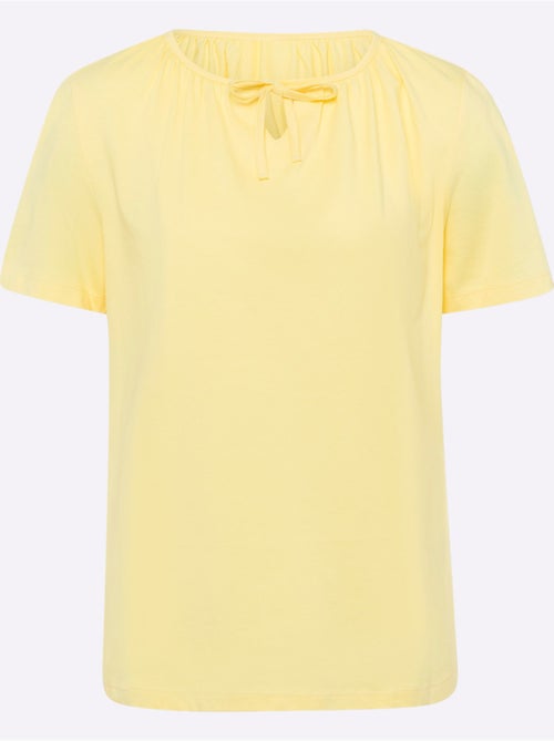 T-shirt à manches courtes avec col rond froncé et lien à nouer - taille standard - moda vilona - Kiabi T-shirt à manches courtes avec col rond froncé et lien à nouer - taille standard - moda vilona - Kiabi