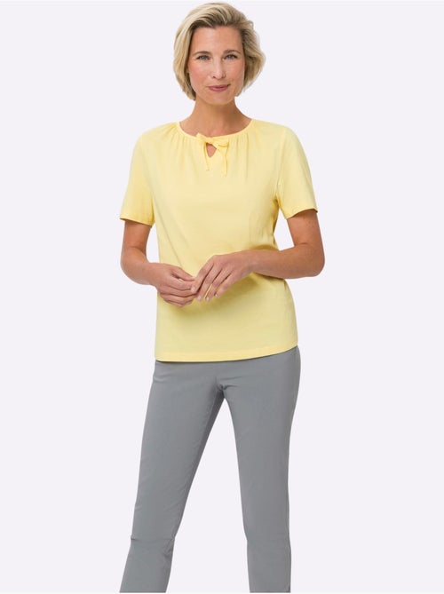 T-shirt à manches courtes avec col rond froncé et lien à nouer - taille standard - moda vilona - Kiabi T-shirt à manches courtes avec col rond froncé et lien à nouer - taille standard - moda vilona - Kiabi
