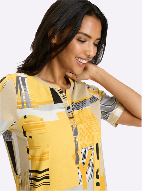 T-shirt à manches courtes avec col V et imprimé graphique - Taille standard - Moda Vilona - Kiabi T-shirt à manches courtes avec col V et imprimé graphique - Taille standard - Moda Vilona - Kiabi