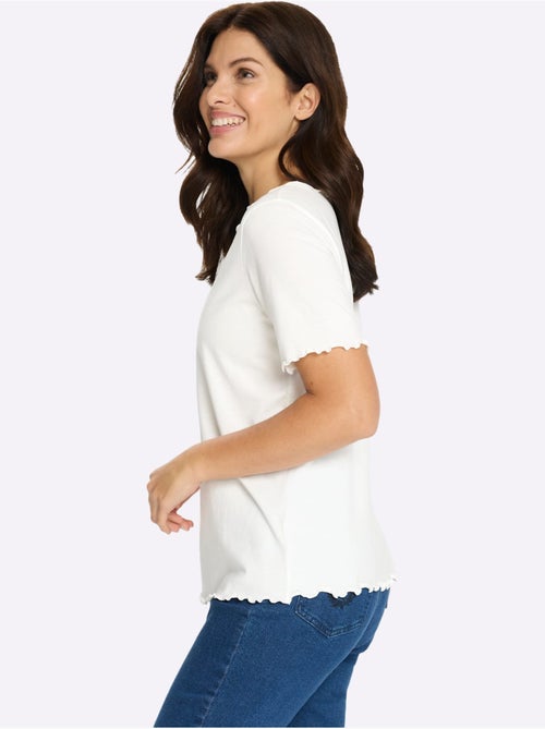 T-shirt à manches courtes avec finitions ondulées et encolure ronde - Taille standard - Moda Vilona - Kiabi T-shirt à manches courtes avec finitions ondulées et encolure ronde - Taille standard - Moda Vilona - Kiabi