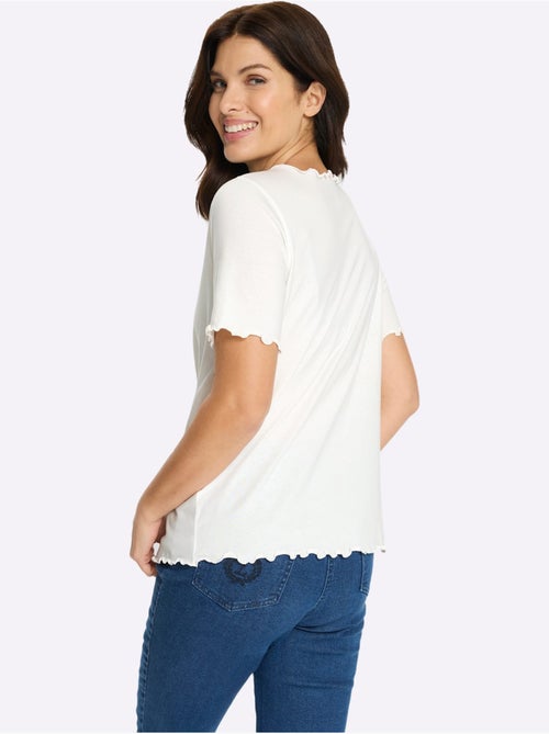 T-shirt à manches courtes avec finitions ondulées et encolure ronde - Taille standard - Moda Vilona - Kiabi T-shirt à manches courtes avec finitions ondulées et encolure ronde - Taille standard - Moda Vilona - Kiabi