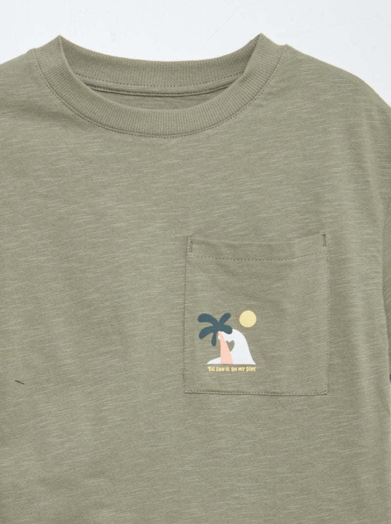 T-shirt à manches courtes avec poche poitrine et imprimés KAKI - Kiabi