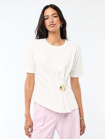 T-shirt à manches courtes drapé avec bijou fantaisie
