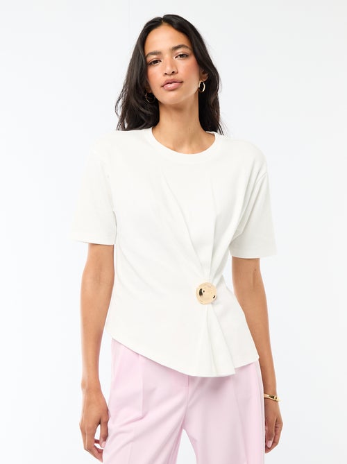 T-shirt à manches courtes drapé avec bijou fantaisie - Kiabi T-shirt à manches courtes drapé avec bijou fantaisie - Kiabi