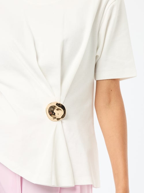 T-shirt à manches courtes drapé avec bijou fantaisie - Kiabi T-shirt à manches courtes drapé avec bijou fantaisie - Kiabi