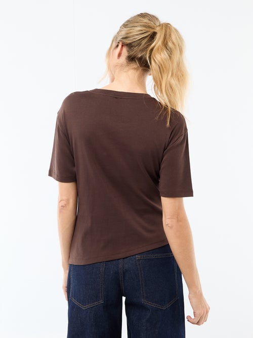 T-shirt à manches courtes drapé avec bijou fantaisie - Kiabi T-shirt à manches courtes drapé avec bijou fantaisie - Kiabi