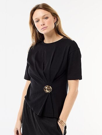 T-shirt à manches courtes drapé avec bijou fantaisie