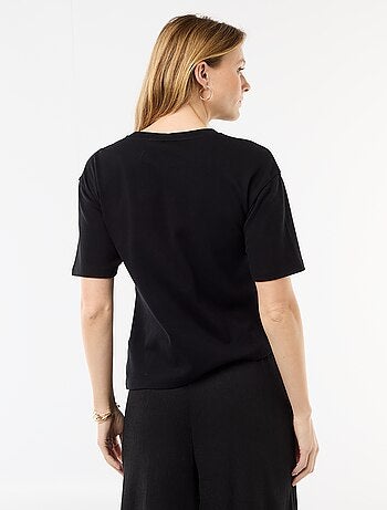 T-shirt à manches courtes drapé avec bijou fantaisie