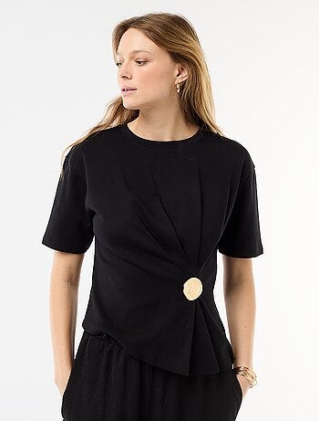 T-shirt à manches courtes drapé avec bijou fantaisie