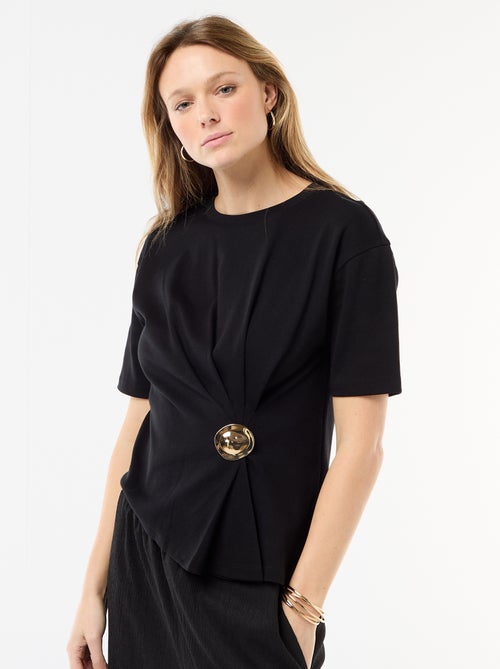 T-shirt à manches courtes drapé avec bijou fantaisie - Kiabi T-shirt à manches courtes drapé avec bijou fantaisie - Kiabi