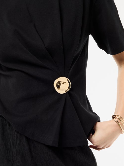 T-shirt à manches courtes drapé avec bijou fantaisie - Kiabi T-shirt à manches courtes drapé avec bijou fantaisie - Kiabi