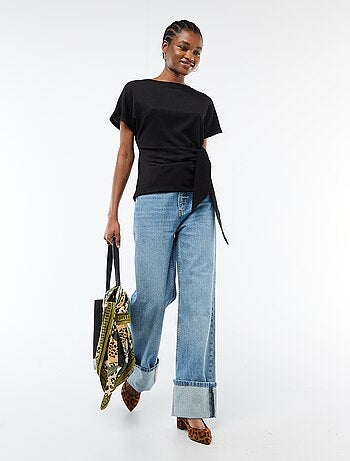 T-shirt à manches courtes drapé avec nœud en maille crêpée