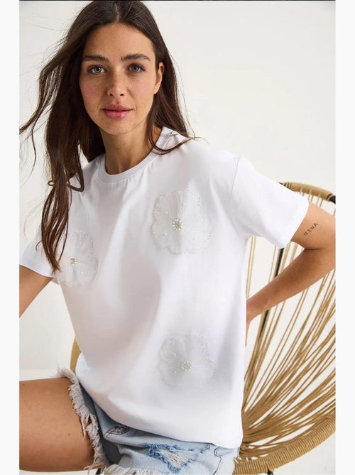 T-shirt à manches courtes et col ras du cou avec accessoire floral lucci - Kiabi T-shirt à manches courtes et col ras du cou avec accessoire floral lucci - Kiabi