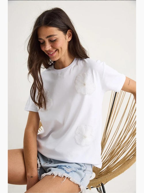 T-shirt à manches courtes et col ras du cou avec accessoire floral lucci - Kiabi T-shirt à manches courtes et col ras du cou avec accessoire floral lucci - Kiabi