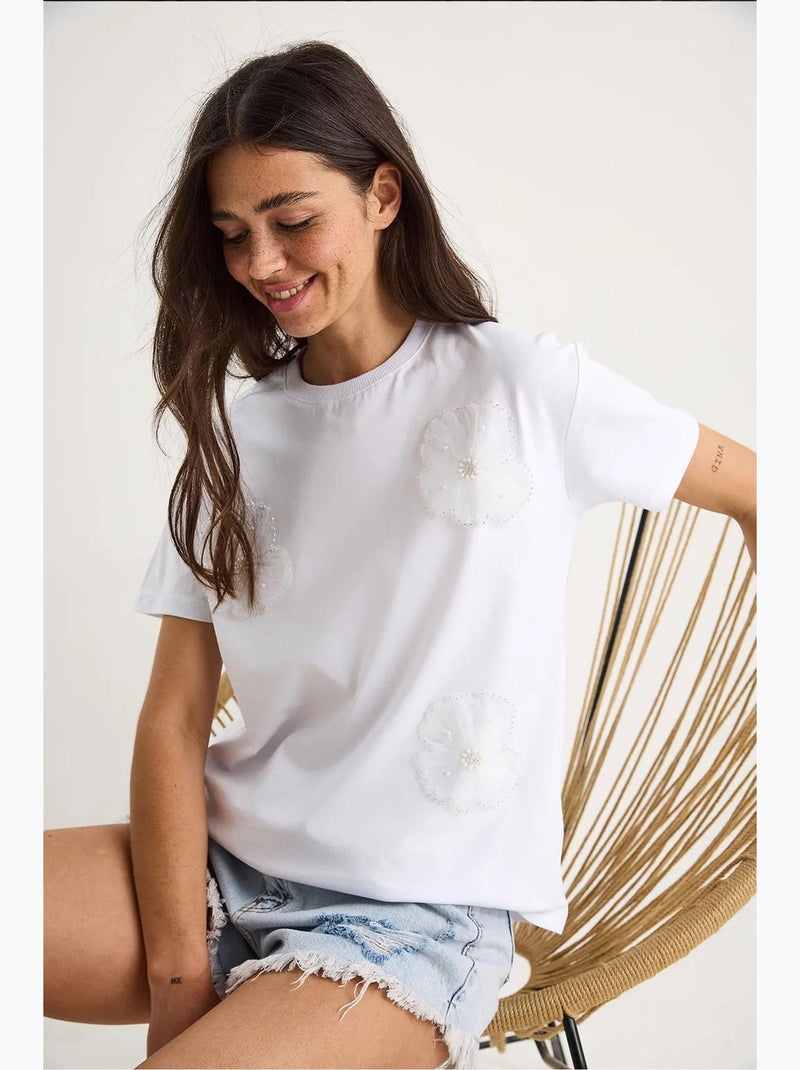 T-shirt à manches courtes et col ras du cou avec accessoire floral lucci Blanc - Kiabi