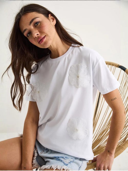 T-shirt à manches courtes et col ras du cou avec accessoire floral lucci - Kiabi T-shirt à manches courtes et col ras du cou avec accessoire floral lucci - Kiabi