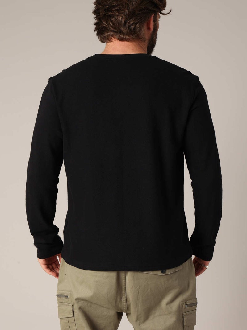 T-shirt à manches longues 100% coton avec poche poitrine contrastée.
 'Deeluxe' Noir - Kiabi