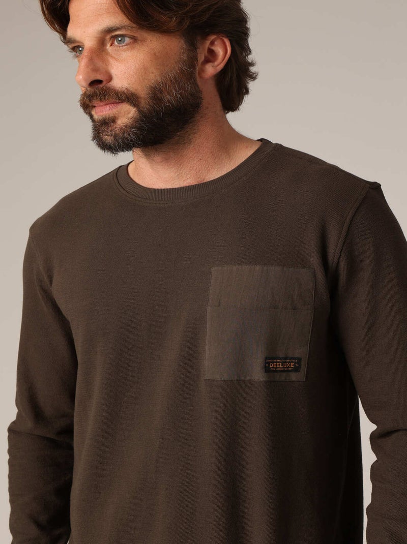 T-shirt à manches longues 100% coton avec poche poitrine contrastée.
 'Deeluxe' Vert foncé - Kiabi