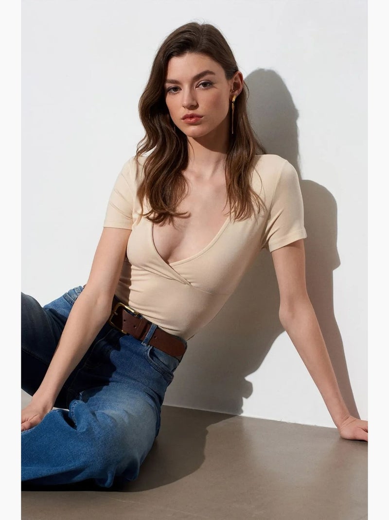 T-shirt ajusté à col v et manches courtes dilvin Beige argile - Kiabi