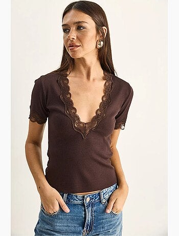 T-shirt ajusté col v dentelle côtelé manches courtes lucci