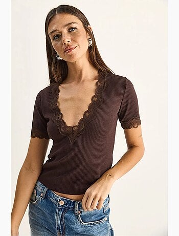 T-shirt ajusté col v dentelle côtelé manches courtes lucci
