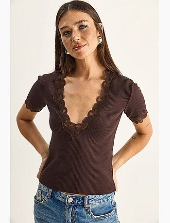 T-shirt ajusté col v dentelle côtelé manches courtes lucci