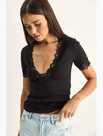 T-shirt ajusté col v dentelle côtelé manches courtes lucci
