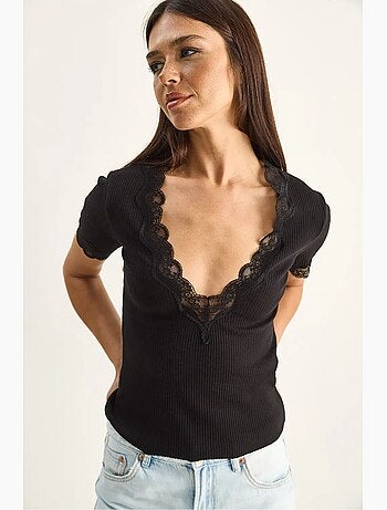 T-shirt ajusté col v dentelle côtelé manches courtes lucci