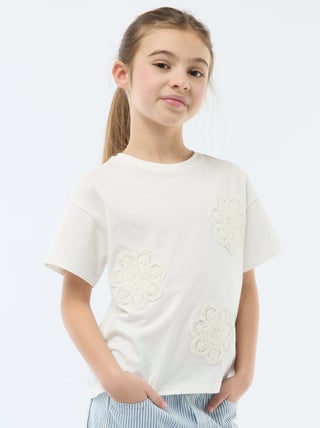 T-shirt avec fleurs en macramé