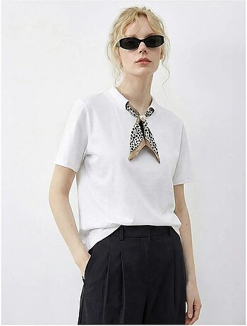 T-shirt basic à col rond avec détail accessoire lucci