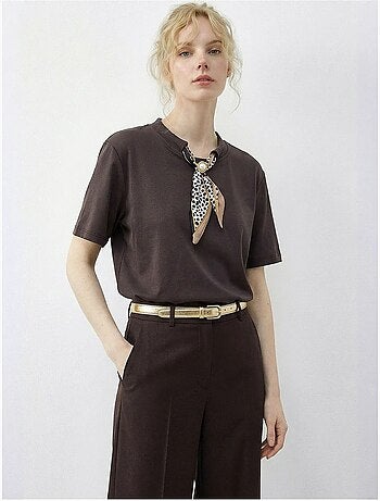T-shirt basic à col rond avec détail accessoire lucci