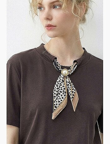 T-shirt basic à col rond avec détail accessoire lucci